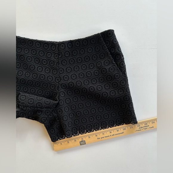 Trina Turk Eyelet Lace Appliqué Scalloped Shorts Black
Pockets Women's Size 2 - Picture 6 of 12